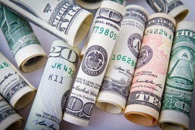 Mercado financeiro registra queda do dólar e Ibovespa em meio à reta final da campanha presidencial