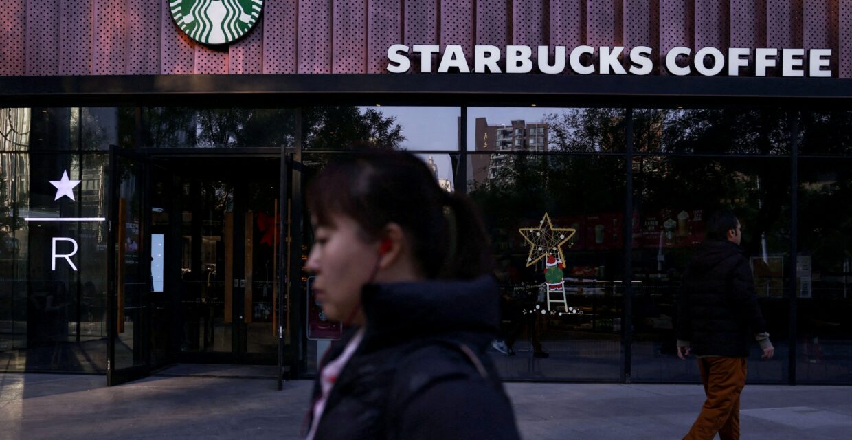 Starbucks enfrenta críticas após inaugurar unidades na região de Xinjiang, China